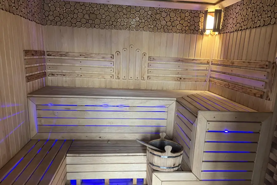 Сауна с деревянными полками и синей подсветкой